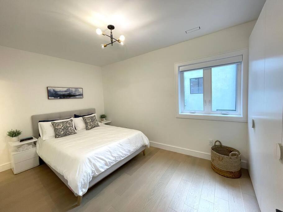 Modern Apartment Close To The Beach With Parking Toronto Dış mekan fotoğraf