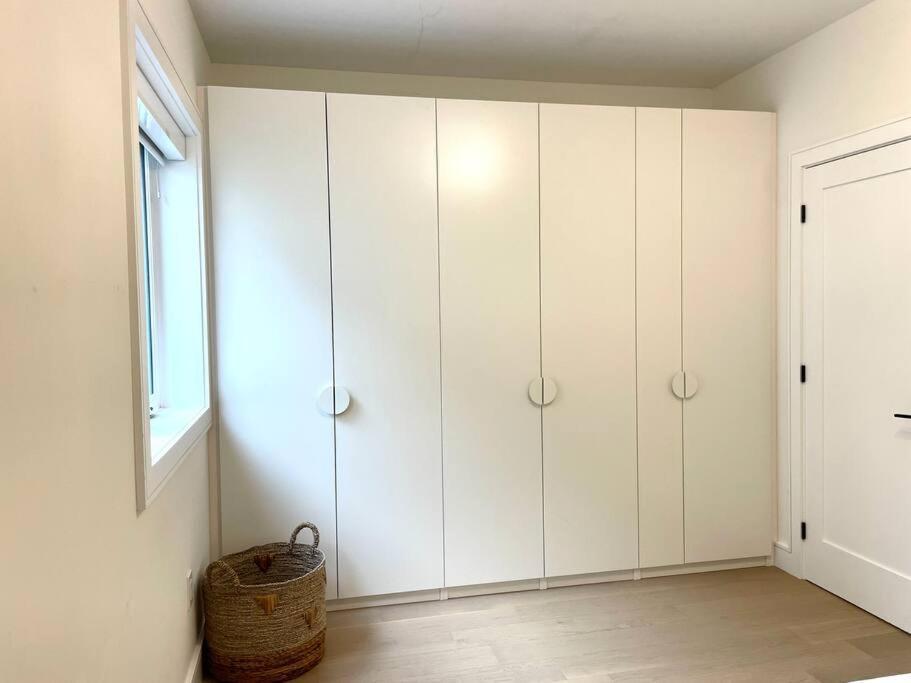 Modern Apartment Close To The Beach With Parking Toronto Dış mekan fotoğraf
