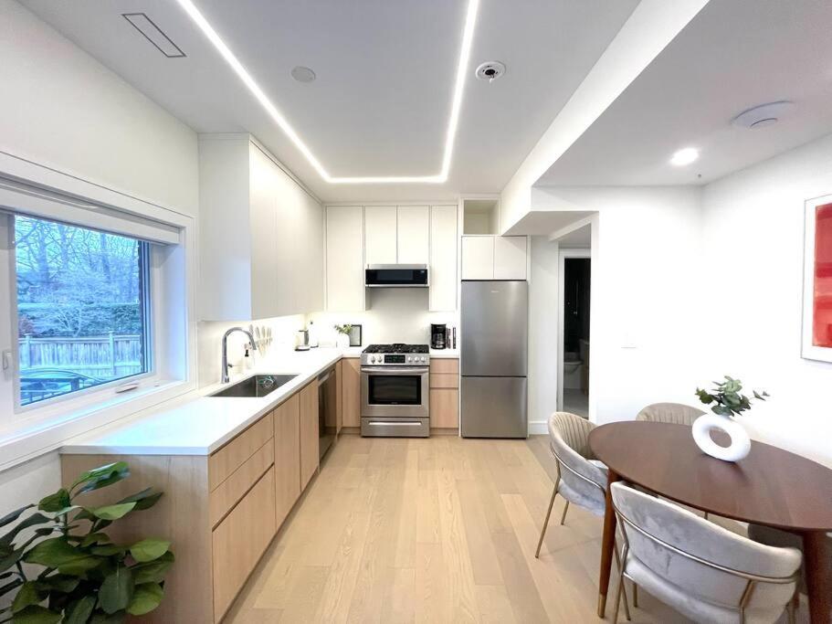 Modern Apartment Close To The Beach With Parking Toronto Dış mekan fotoğraf