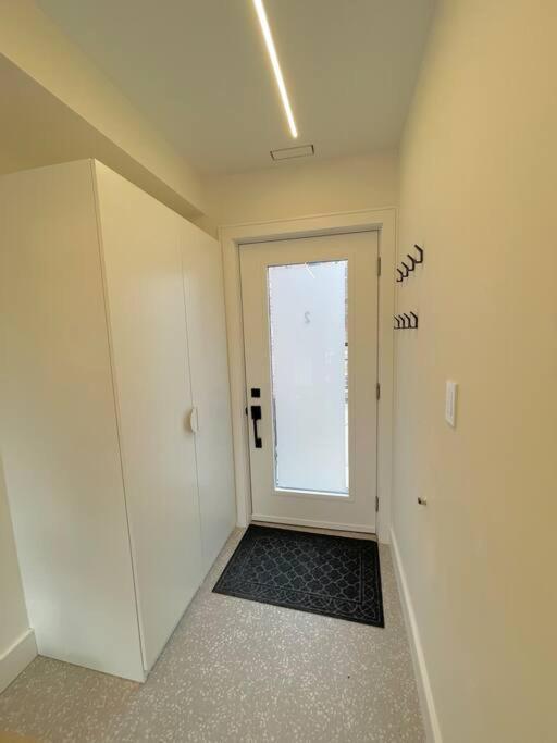 Modern Apartment Close To The Beach With Parking Toronto Dış mekan fotoğraf