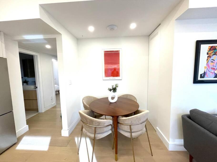 Modern Apartment Close To The Beach With Parking Toronto Dış mekan fotoğraf