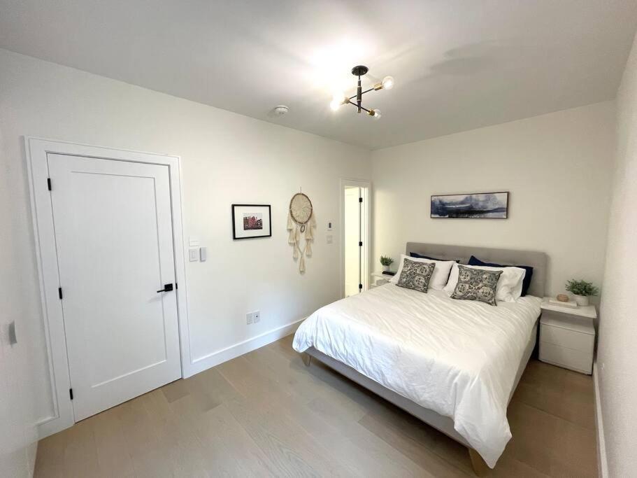 Modern Apartment Close To The Beach With Parking Toronto Dış mekan fotoğraf