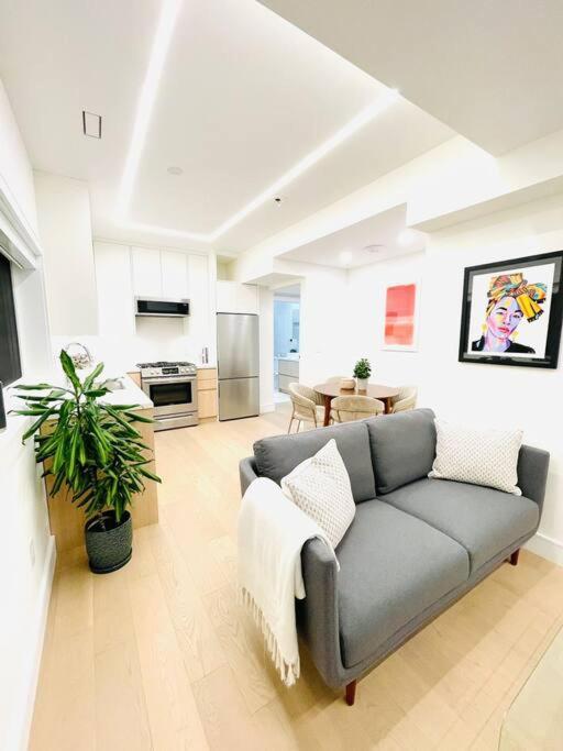 Modern Apartment Close To The Beach With Parking Toronto Dış mekan fotoğraf