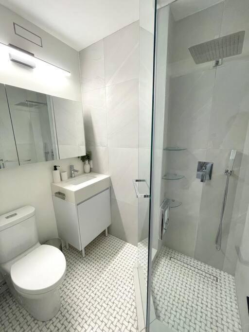 Modern Apartment Close To The Beach With Parking Toronto Dış mekan fotoğraf