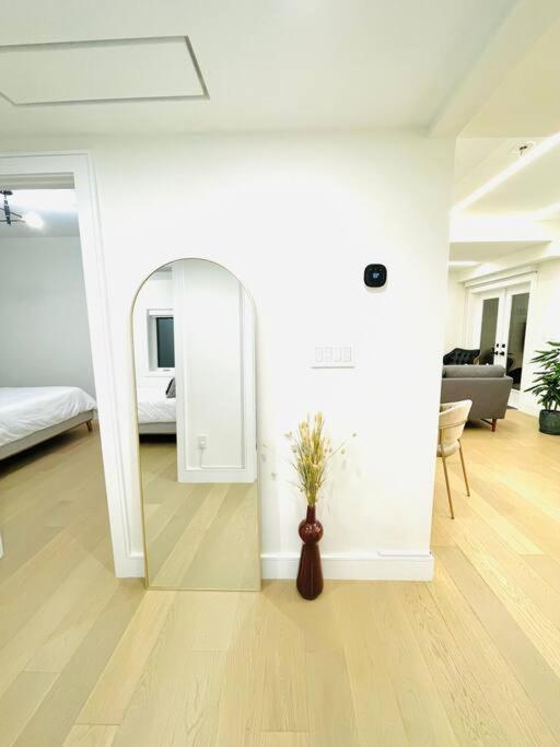 Modern Apartment Close To The Beach With Parking Toronto Dış mekan fotoğraf